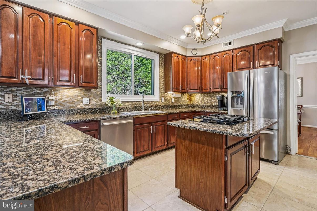 Chandelier, Interior, Kitchen, Recessed Lighting, Stainless Steel Appliances