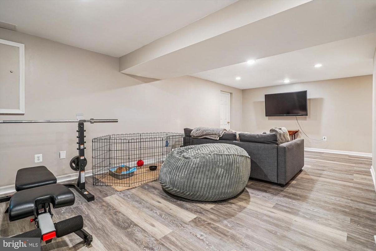 Fitness Equipment, Interior, Living room, Recessed Lighting, Wood Texture Flooring