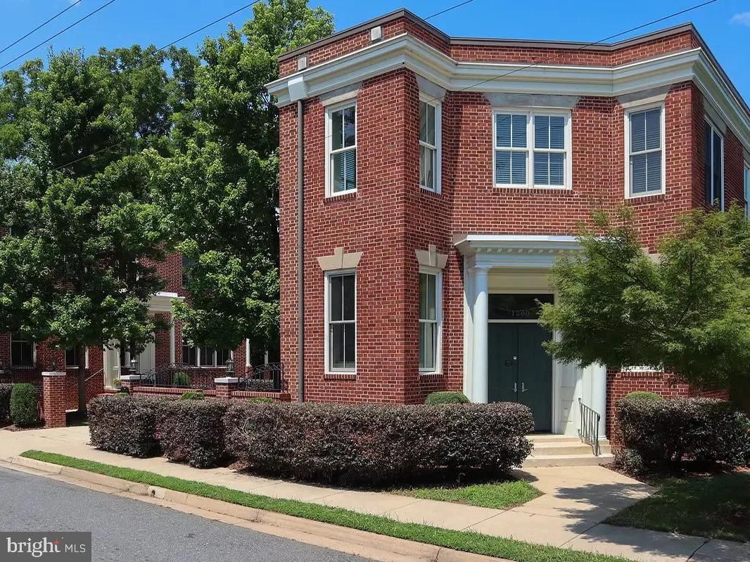 Exterior, Facade, Brick Facade, Rowhouse