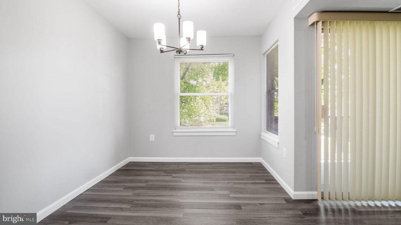 Empty room, Interior, Pendant Lights, Wood Texture Flooring