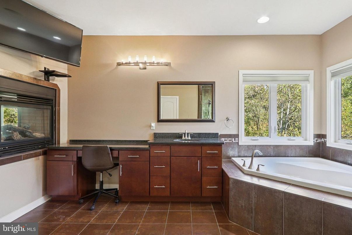 Bathroom, Dual Sink Vanities, Interior, Recessed Lighting