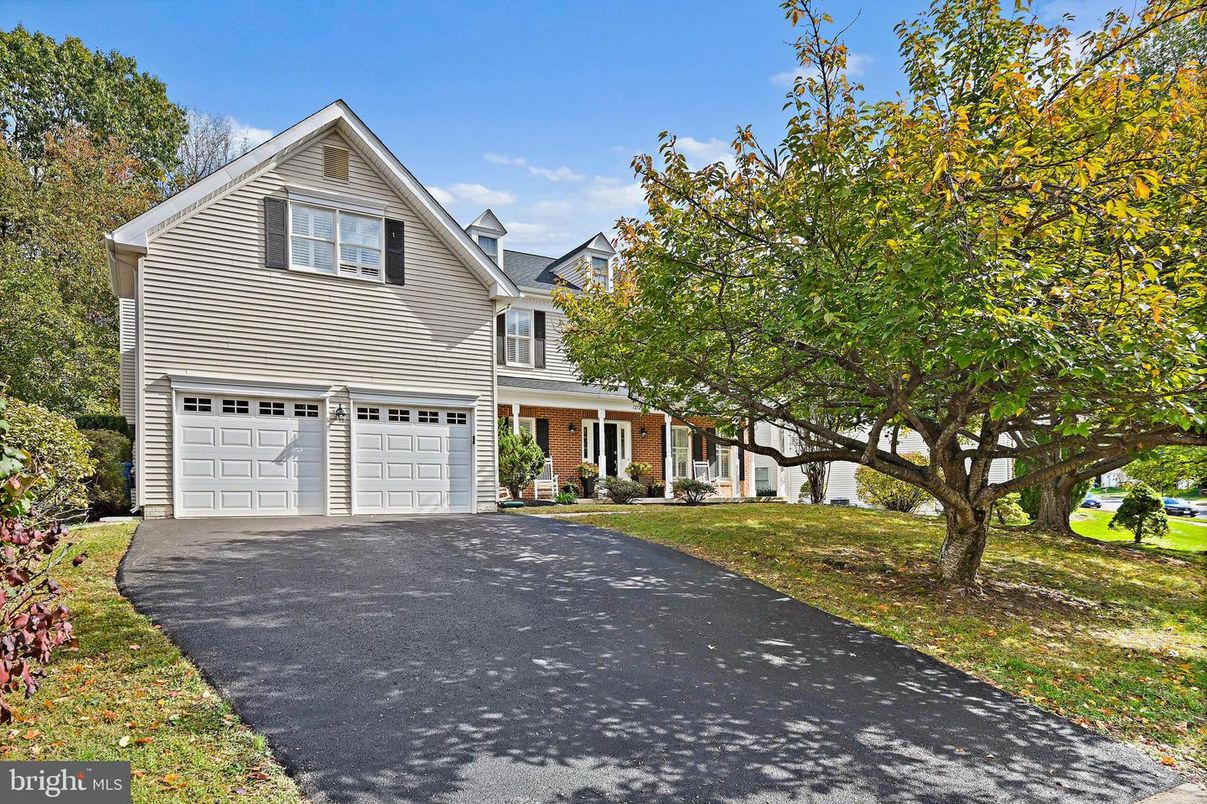 Attached, Exterior, Facade, Brick Facade, Split Level