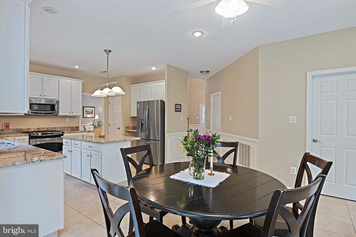 Dining room, Interior, Kitchen, Pendant Lights, Recessed Lighting, Stainless Steel Appliances