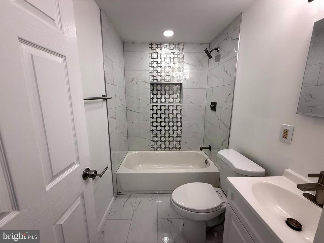 Bathroom, Interior, Marble, Marble Walls, Recessed Lighting
