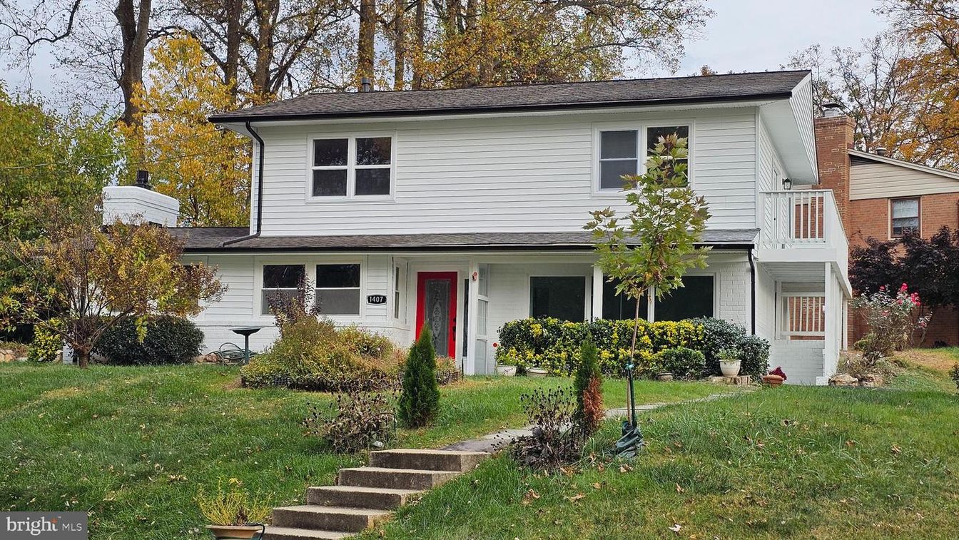 Exterior, Facade, Split Level