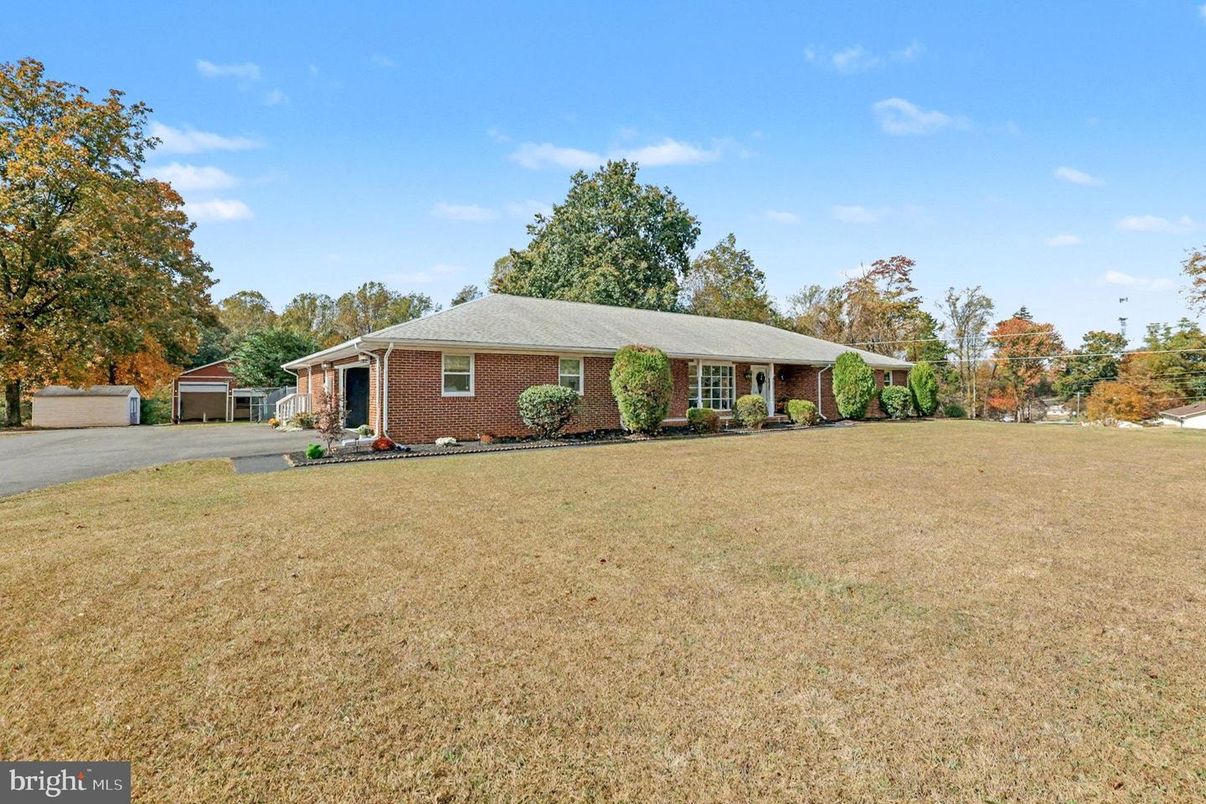 Attached, Backyard, Exterior, Facade, Brick Facade, Ranch