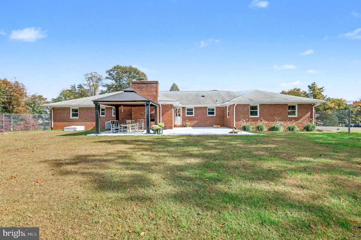 Backyard, Exterior, Facade, Brick Facade, Log Home