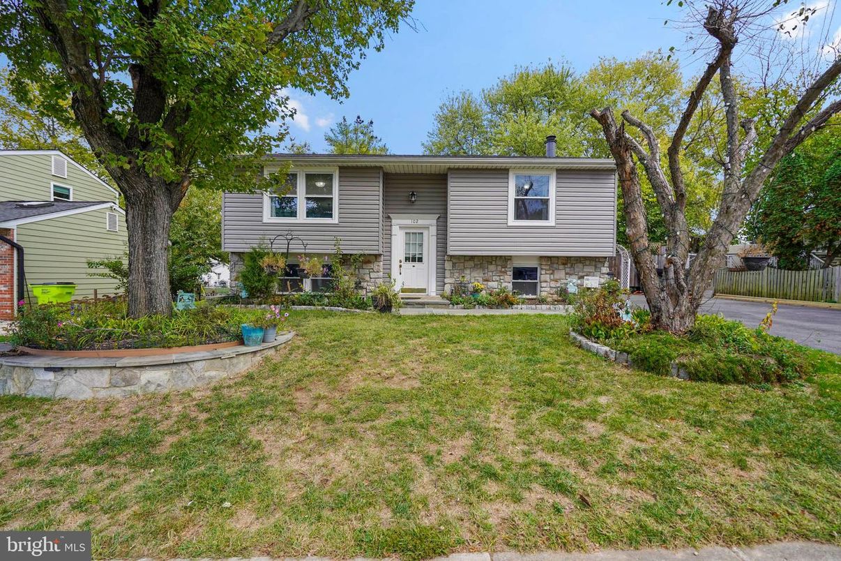 Backyard, Exterior, Facade, Raised Ranch