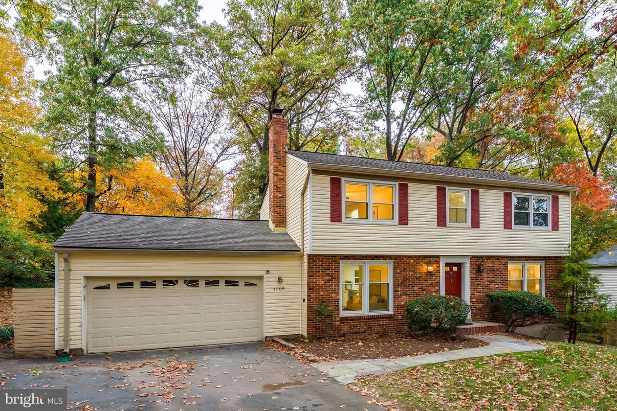 Attached, Exterior, Facade, Brick Facade, Split Level