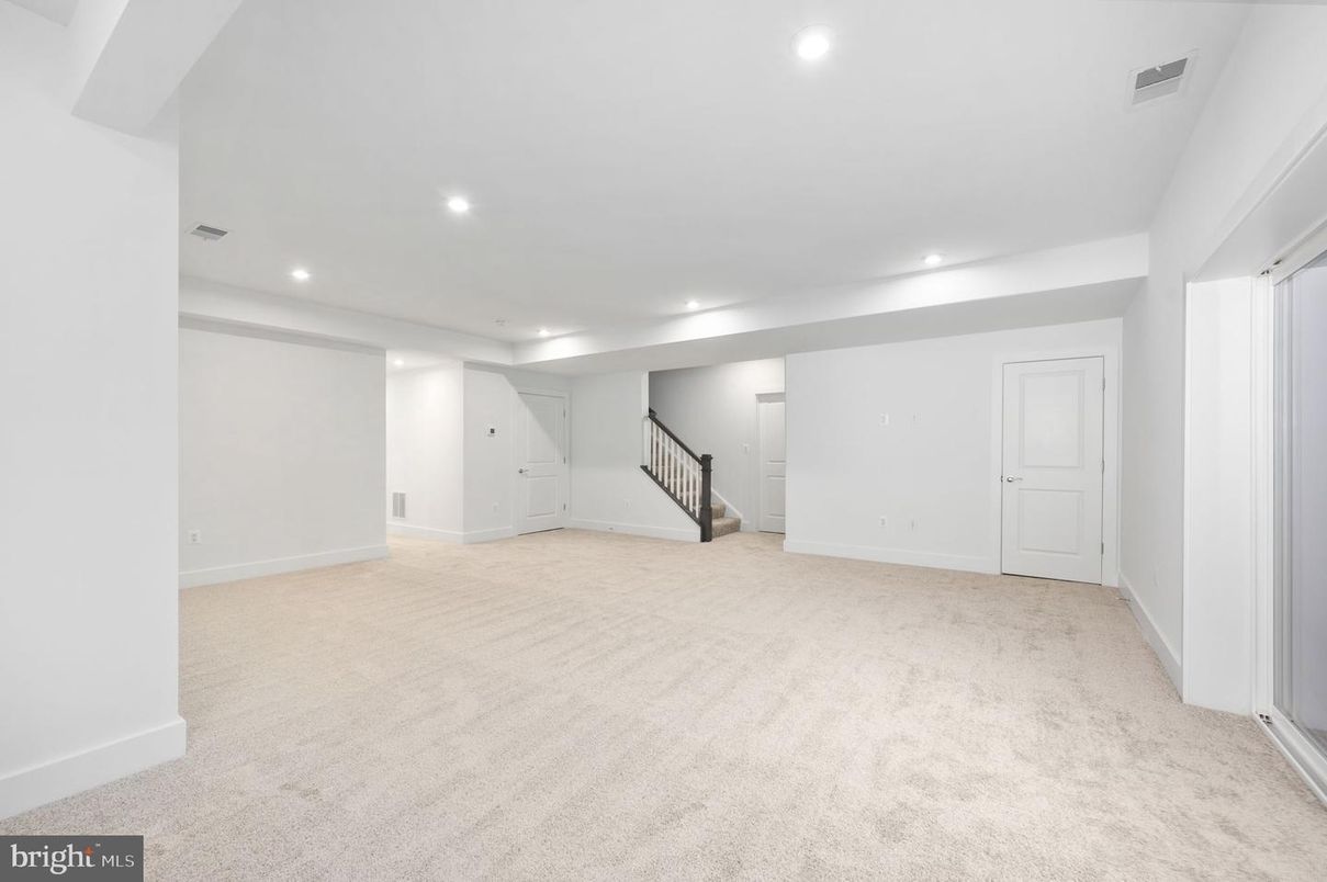 Empty room, Interior, Recessed Lighting
