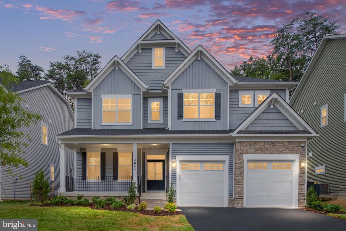 Attached, Exterior, Facade, American Craftsman