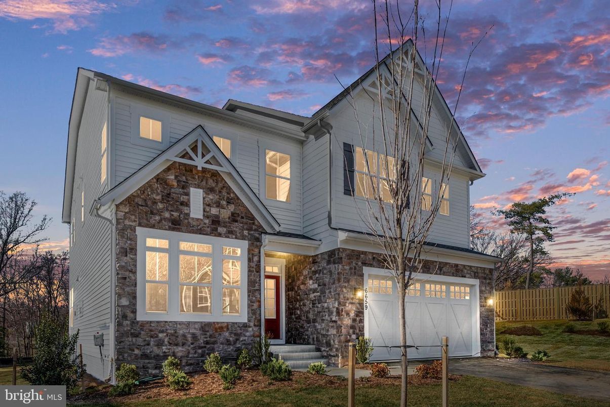 Attached, Exterior, Facade, Farmhouse