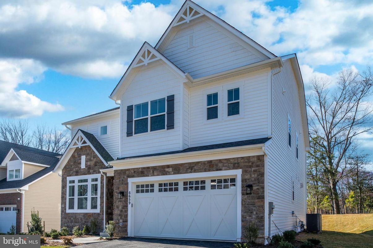 Attached, Exterior, Facade, Farmhouse