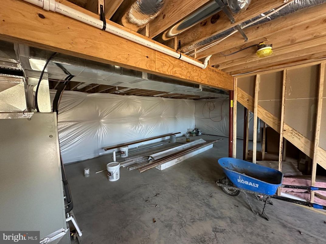 Garage, Interior, Wooden Beams