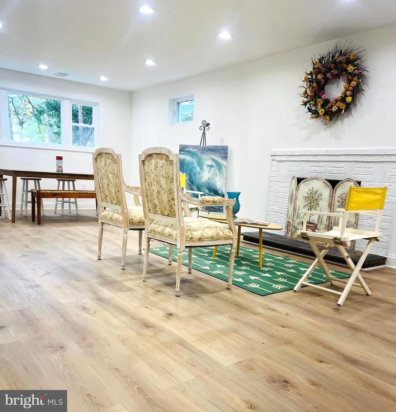 Interior, Recessed Lighting, Wood Texture Flooring