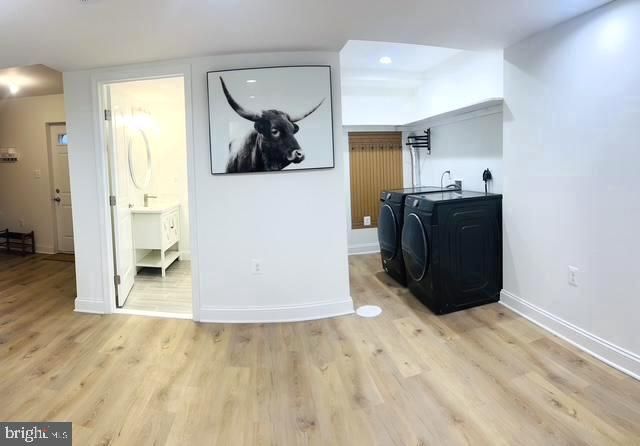 Interior, Recessed Lighting, Washer, Wood Texture Flooring