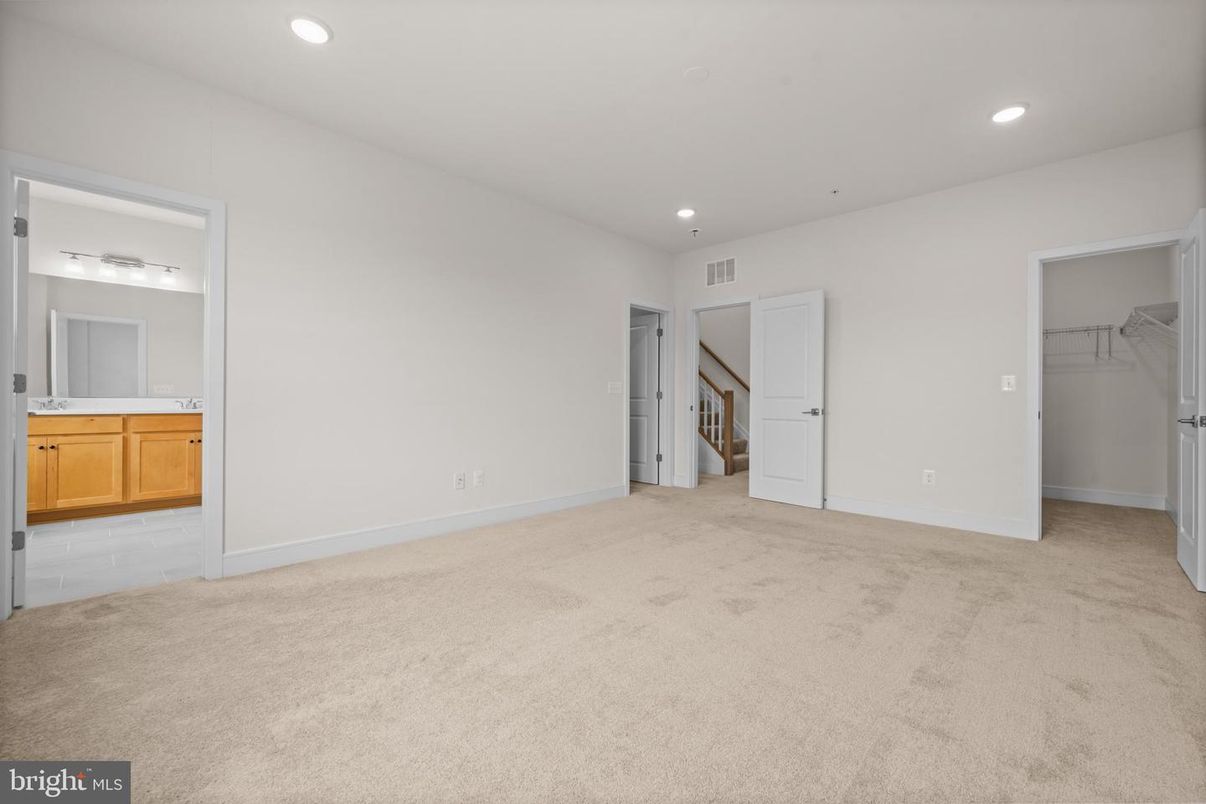 Bathroom, Empty room, Interior, Recessed Lighting