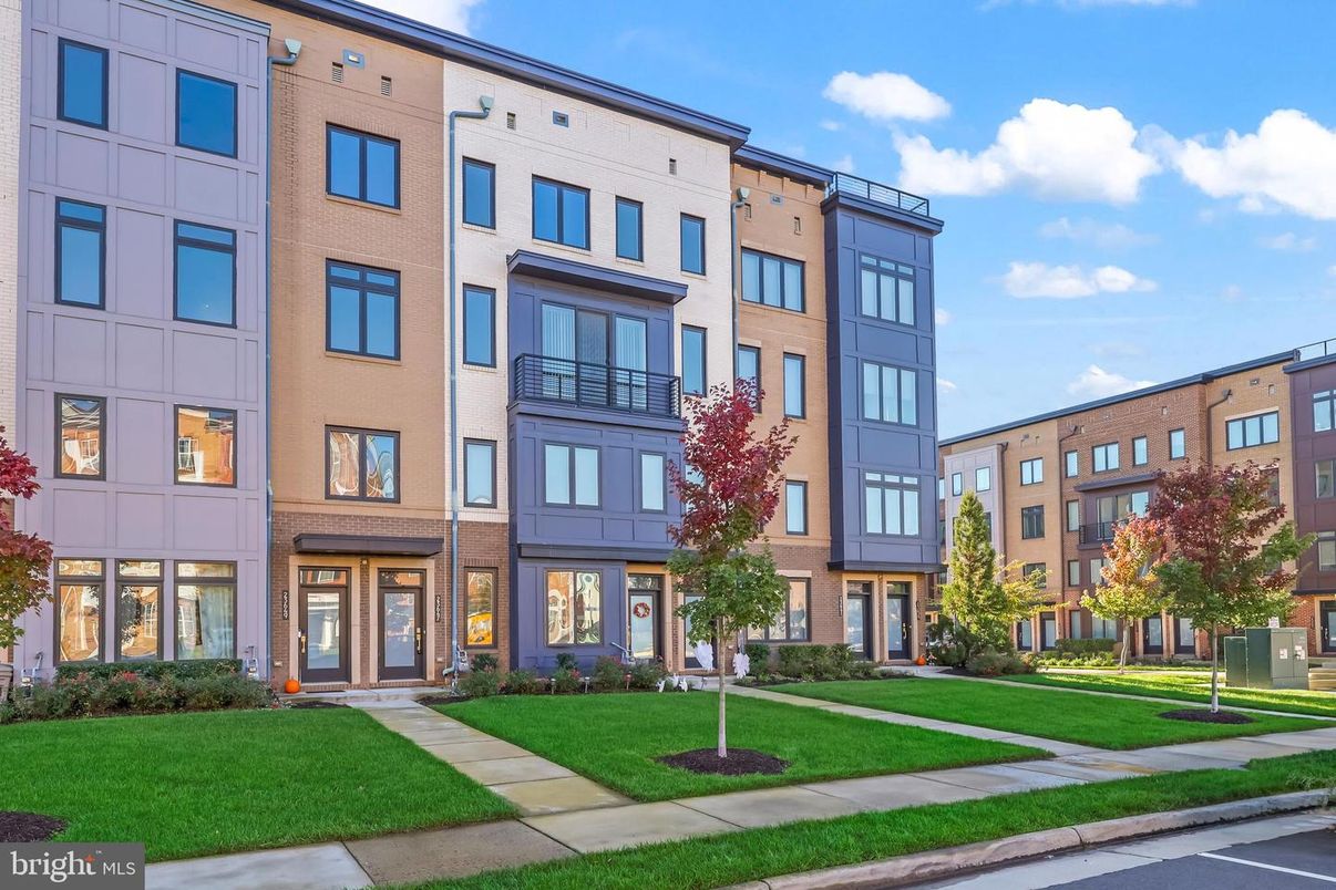 Exterior, Facade, Rowhouse