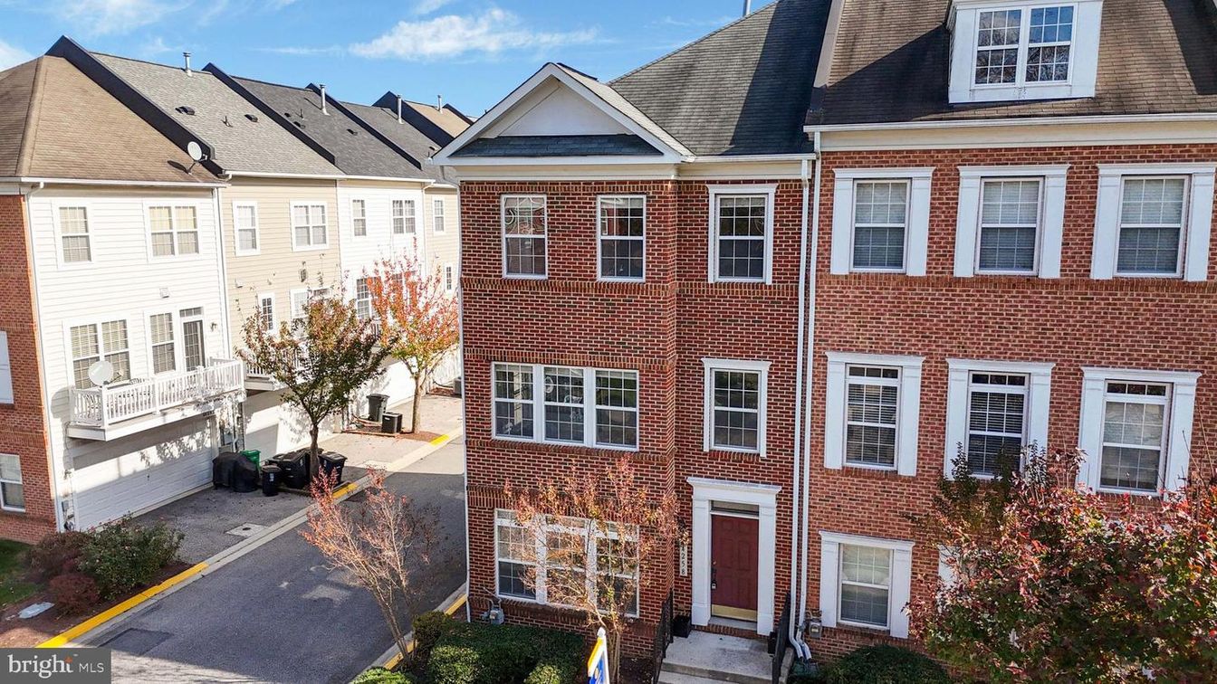 Exterior, Facade, Brick Facade, Rowhouse