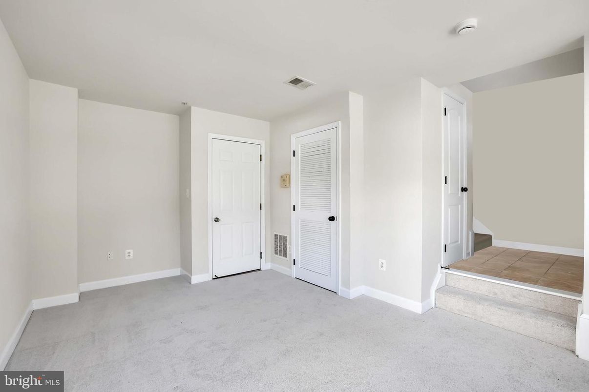 Empty room, Interior