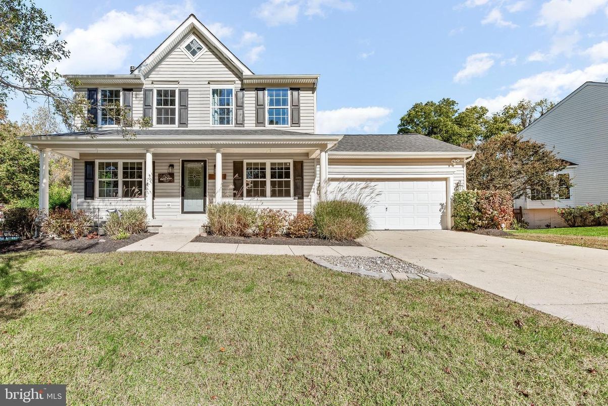 Attached, Exterior, Facade, Farmhouse