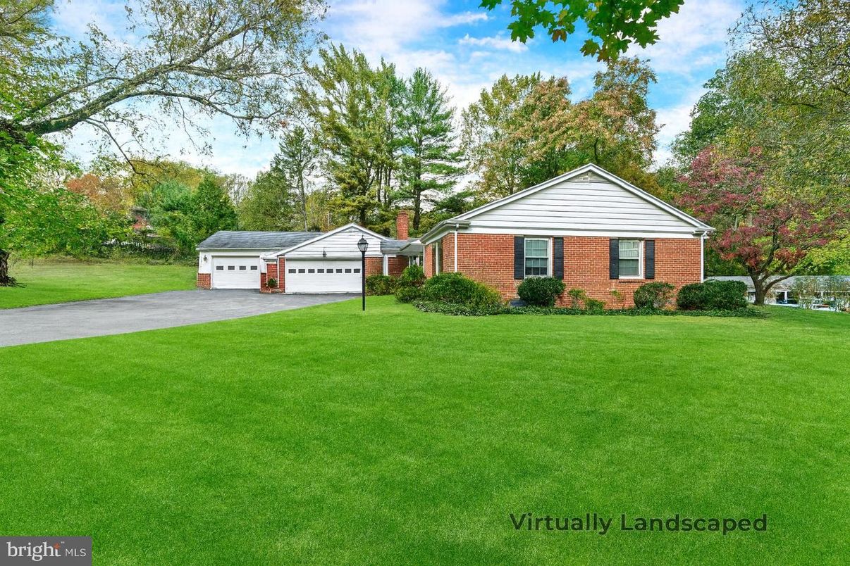 Attached, Backyard, Detached Garage, Exterior, Facade, Brick Facade, Ranch