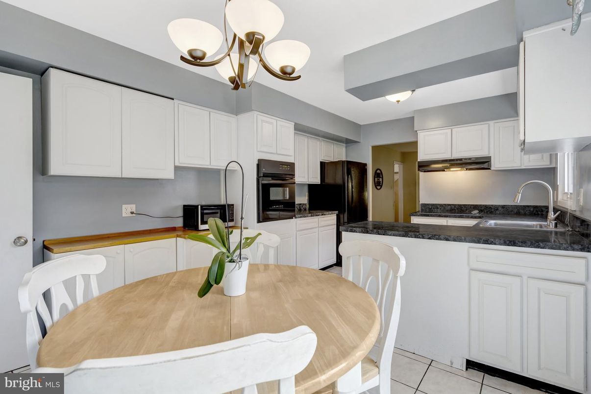 Chandelier, Dining room, Interior, Kitchen, Stainless Steel Appliances