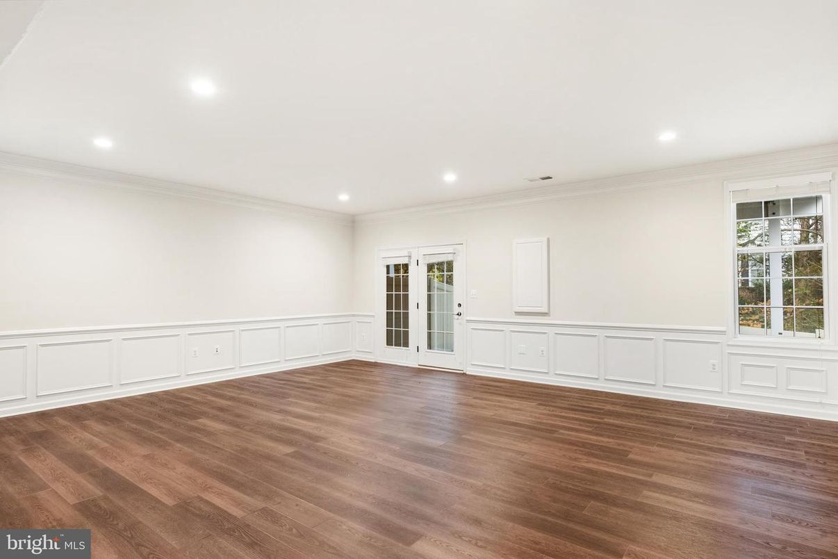 Empty room, Interior, Recessed Lighting, Wood Texture Flooring