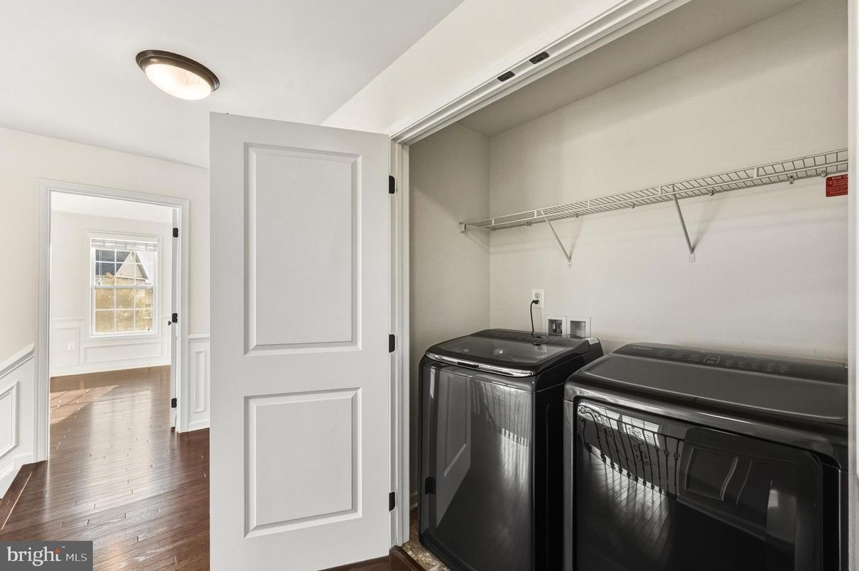 Interior, Utility Closets, Washer, Wood Texture Flooring