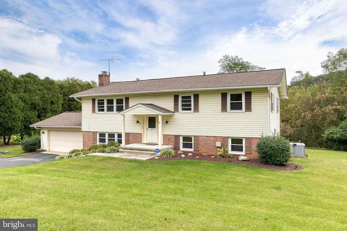 Attached, Exterior, Facade, Brick Facade, Raised Ranch