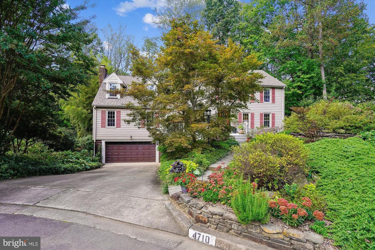 Attached, Exterior, Facade, Queen Anne Victorian