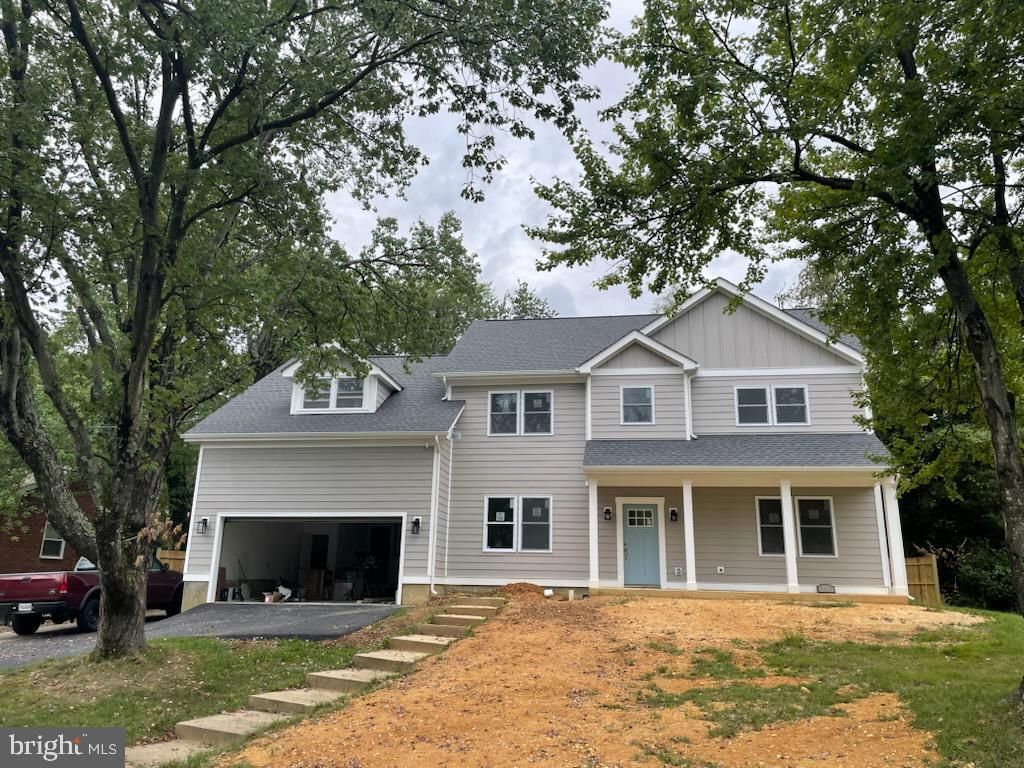 Attached, Exterior, Facade, Farmhouse