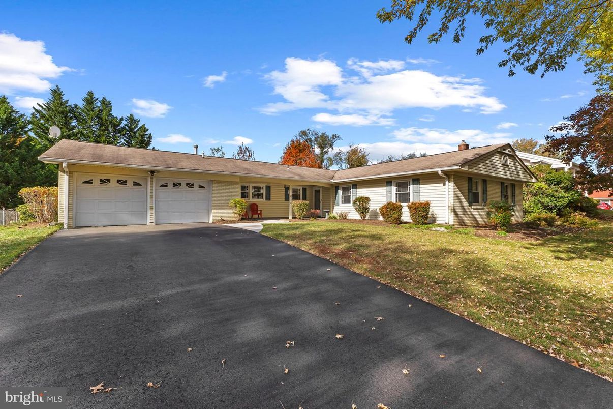 Attached, Exterior, Facade, Ranch