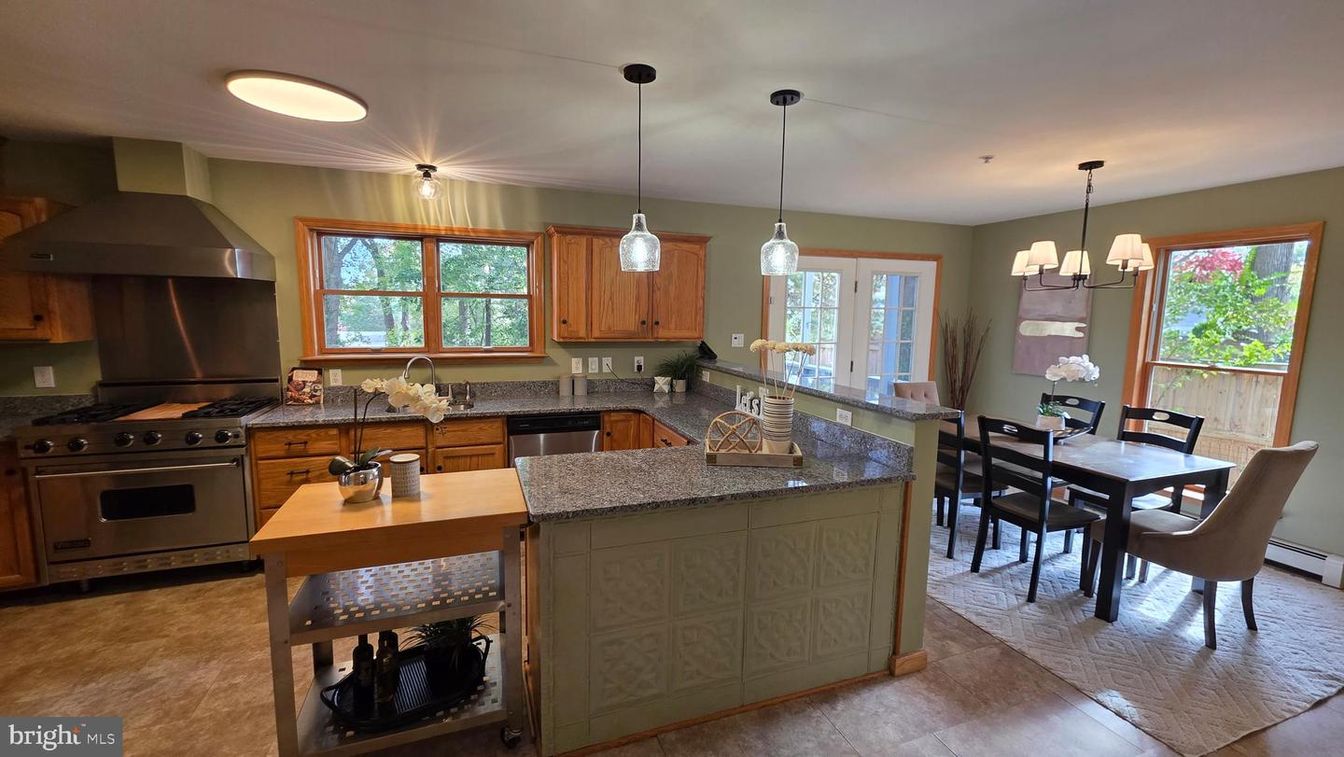 Chandelier, Dining room, Interior, Kitchen, Pendant Lights, Stainless Steel Appliances