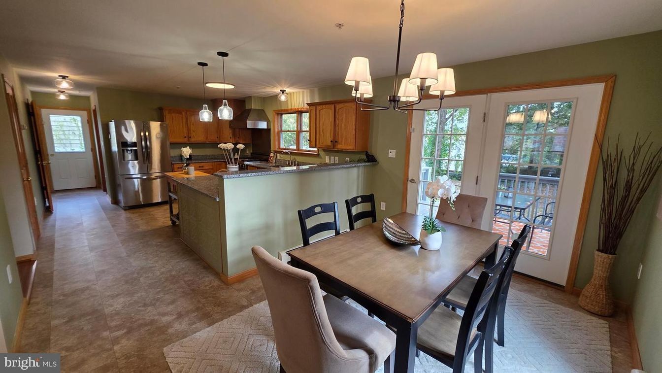 Chandelier, Dining room, Interior, Kitchen, Pendant Lights, Stainless Steel Appliances