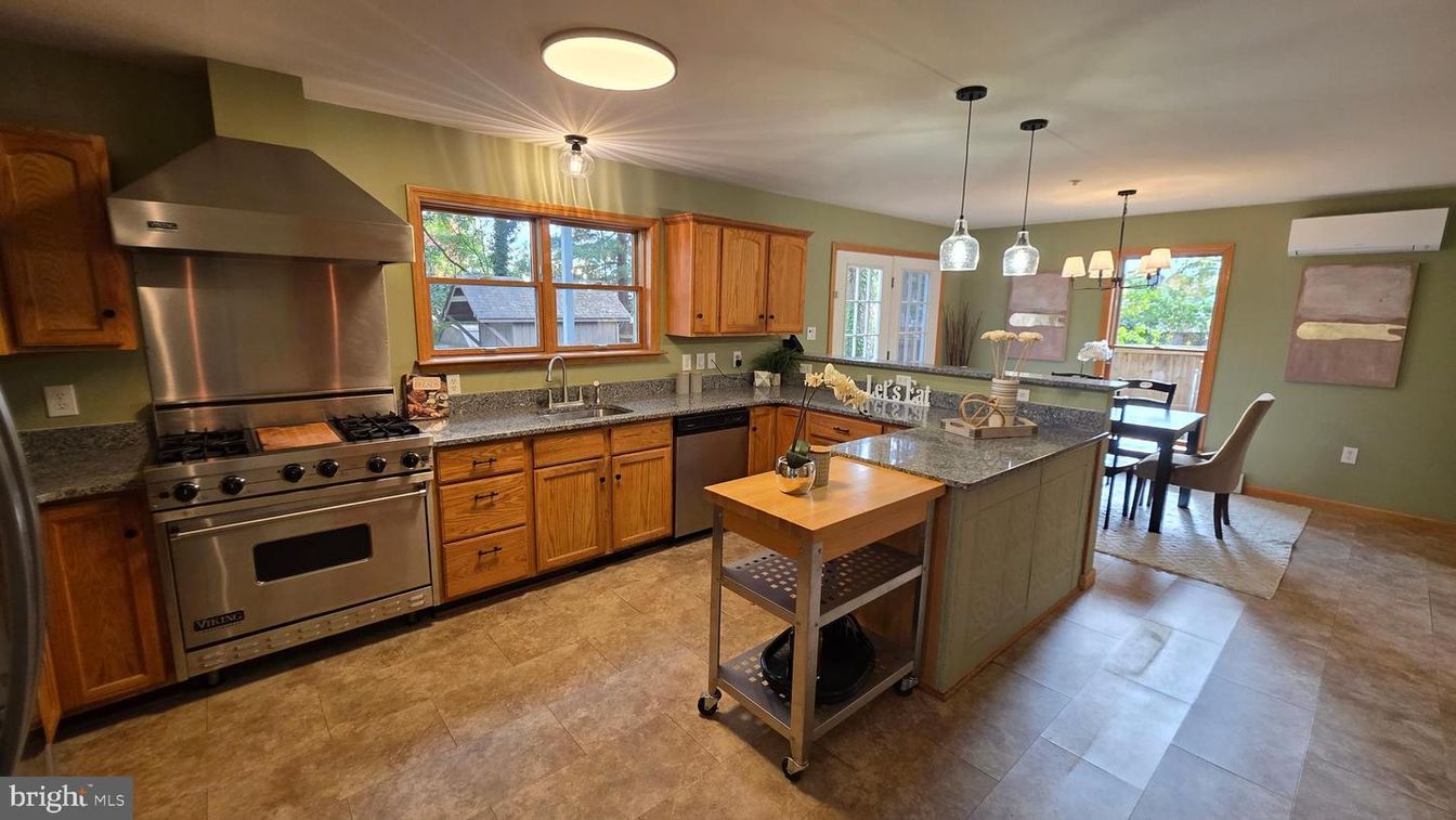 Dining room, Interior, Kitchen, Pendant Lights, Stainless Steel Appliances