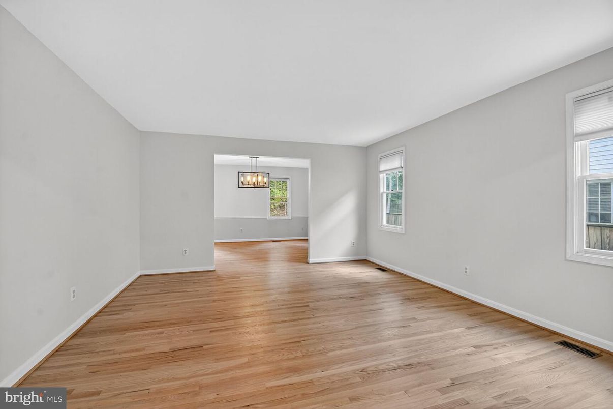 Empty room, Interior, Pendant Lights, Wood Texture Flooring