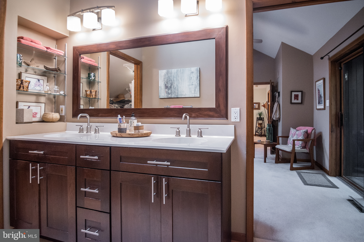 Bathroom, Dual Sink Vanities, Interior