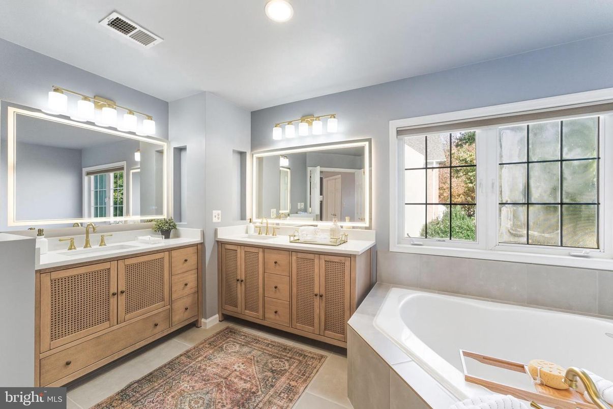 Bathroom, Dual Sink Vanities, Interior, Recessed Lighting