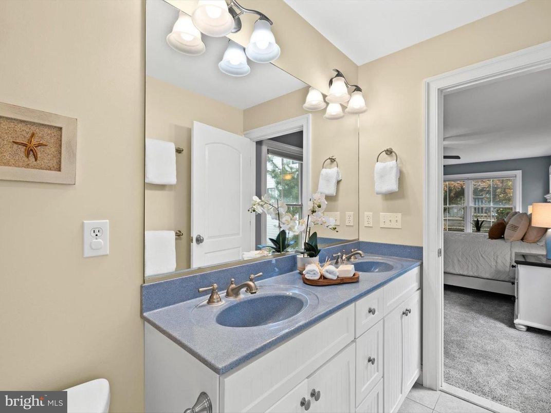 Bathroom, Bedroom, Dual Sink Vanities, Interior