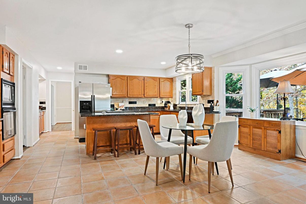 Dining room, Interior, Kitchen, Pendant Lights, Recessed Lighting, Stainless Steel Appliances