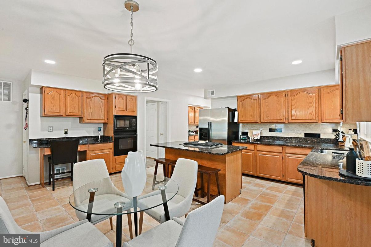 Dining room, Interior, Kitchen, Pendant Lights, Recessed Lighting, Stainless Steel Appliances