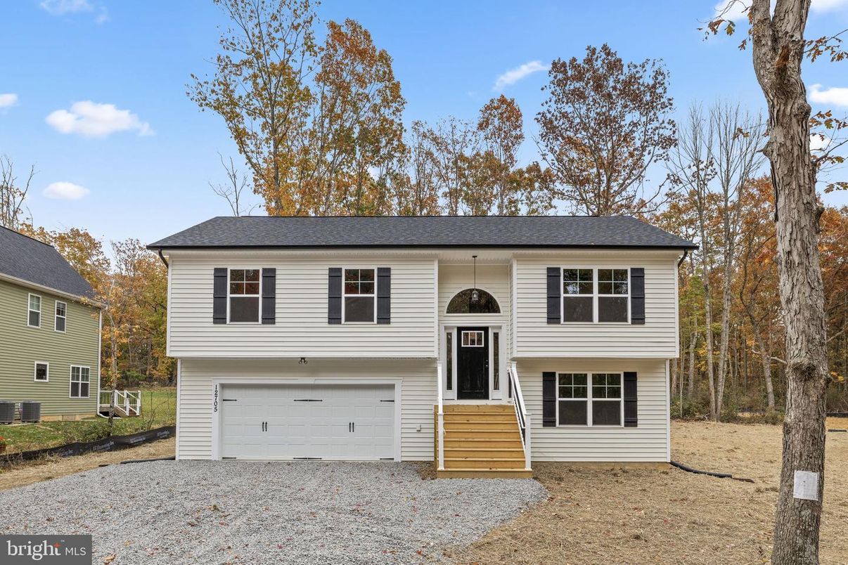 Attached, Exterior, Facade, Raised Ranch