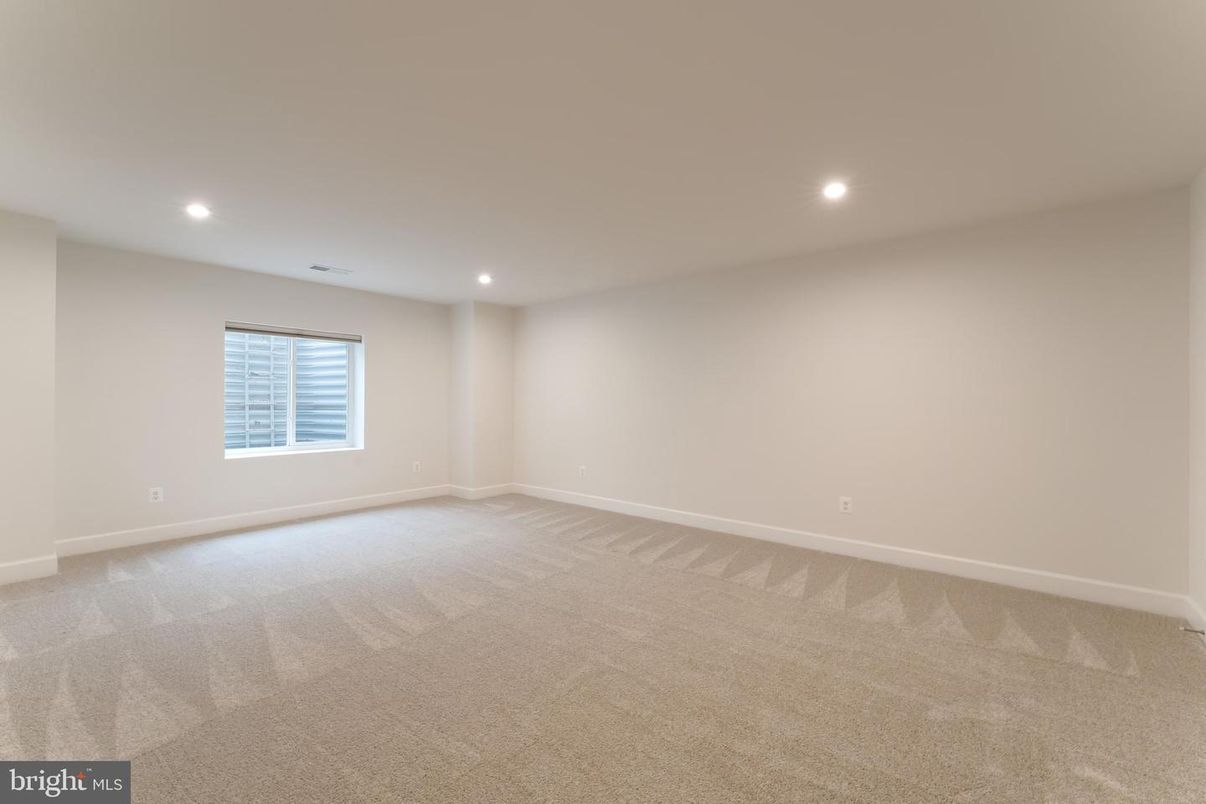 Empty room, Interior, Recessed Lighting