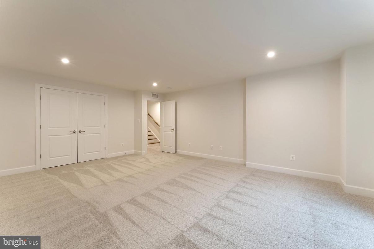Empty room, Interior, Recessed Lighting