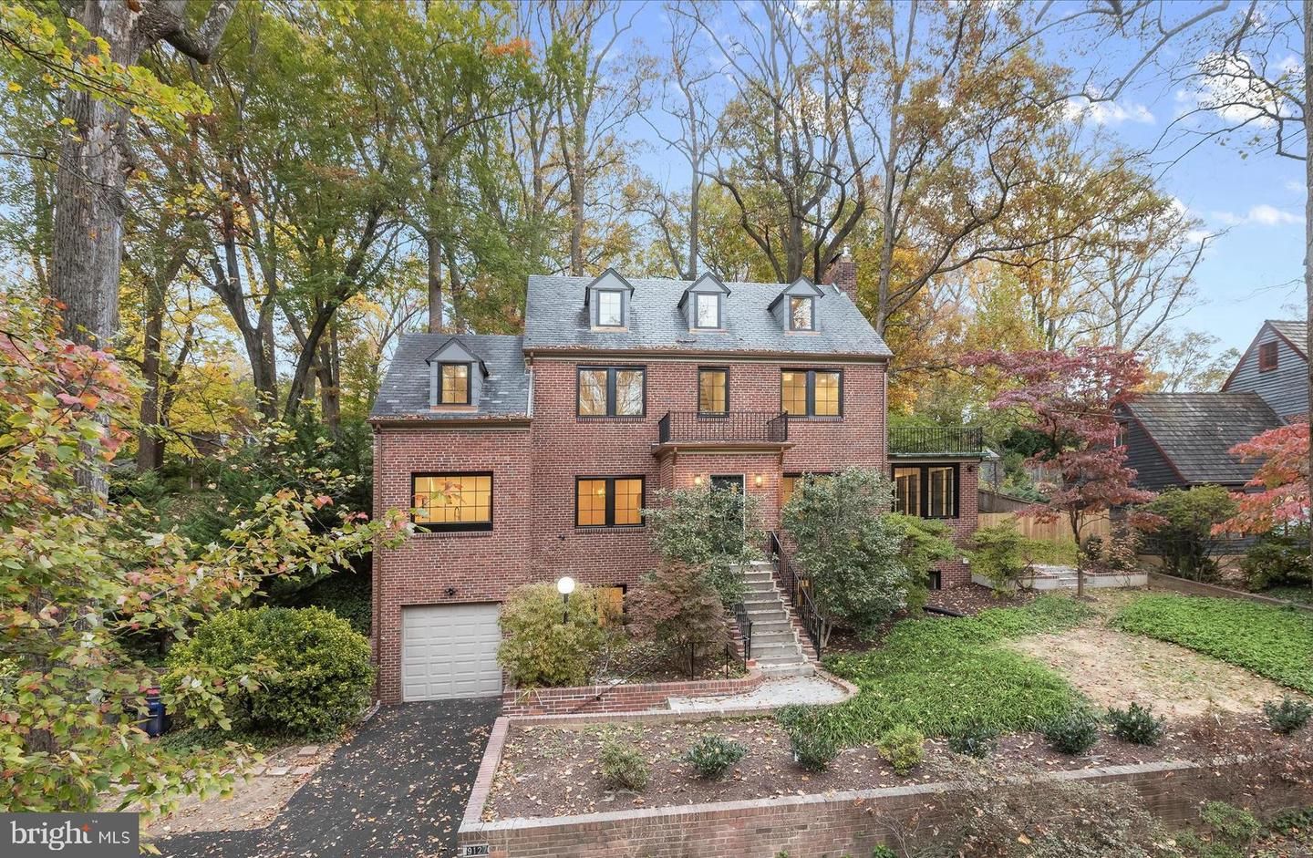 Attached, Exterior, Facade, Brick Facade, Georgian