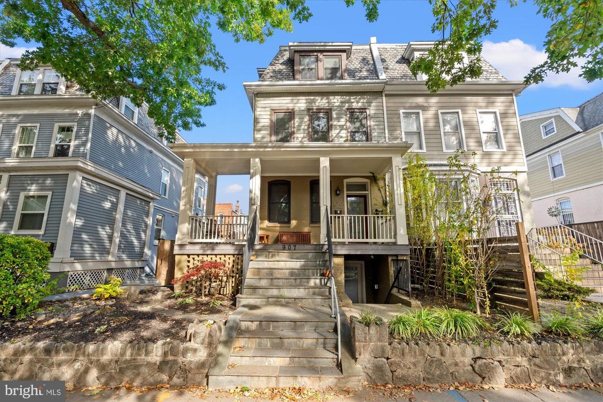 Exterior, Facade, American Foursquare