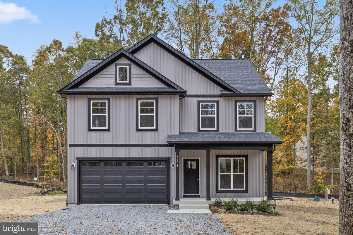 Attached, Exterior, Facade, Farmhouse