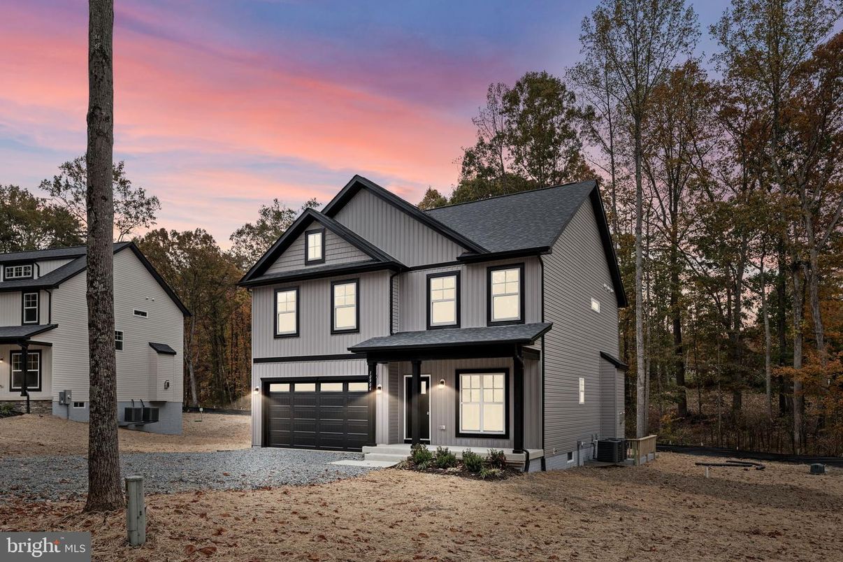 Attached, Exterior, Facade, Farmhouse