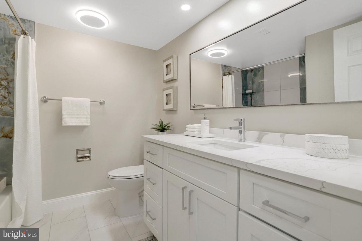 Bathroom, Interior, Recessed Lighting